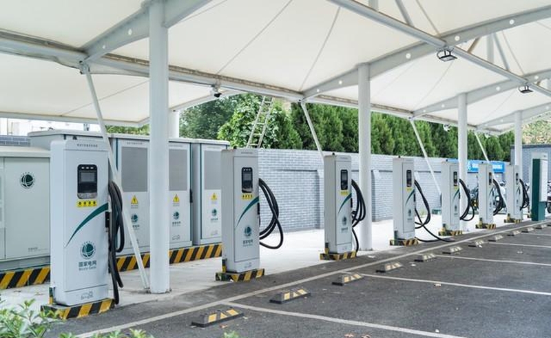 为何高速服务区公共充电桩常遇“有桩难充”困境？
