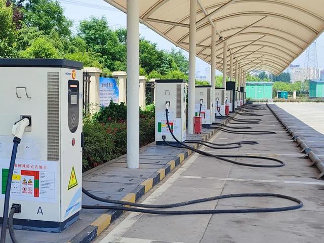 全时泊 新能源汽车充电桩、智能停车场系统与智能车位锁一体化解决方案